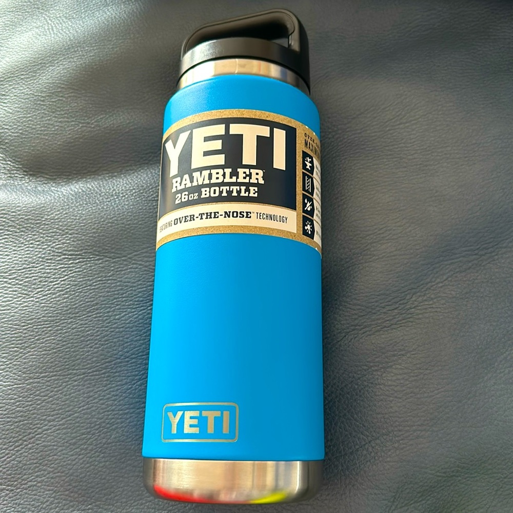 Yeti -Tahoe blue 26 oz tumbler. Standard screw top lid
